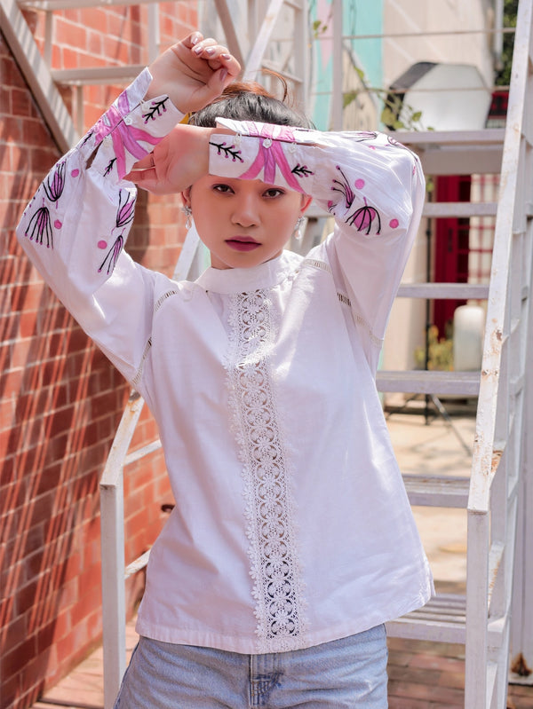 White raglan top with lace detailing  and applique work